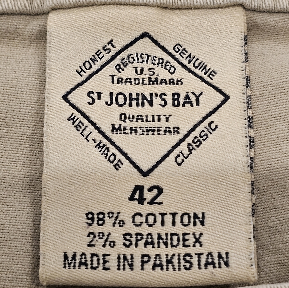 St. John's Bay 6-Pocket Cargo Shorts Classic Style, EUC, Size Waist 42 - Picture 2 of 3